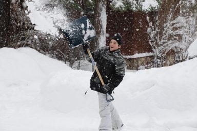 De ce este bine să deszăpezești curtea. Sfaturi utile de îndepărtare a zăpezii.