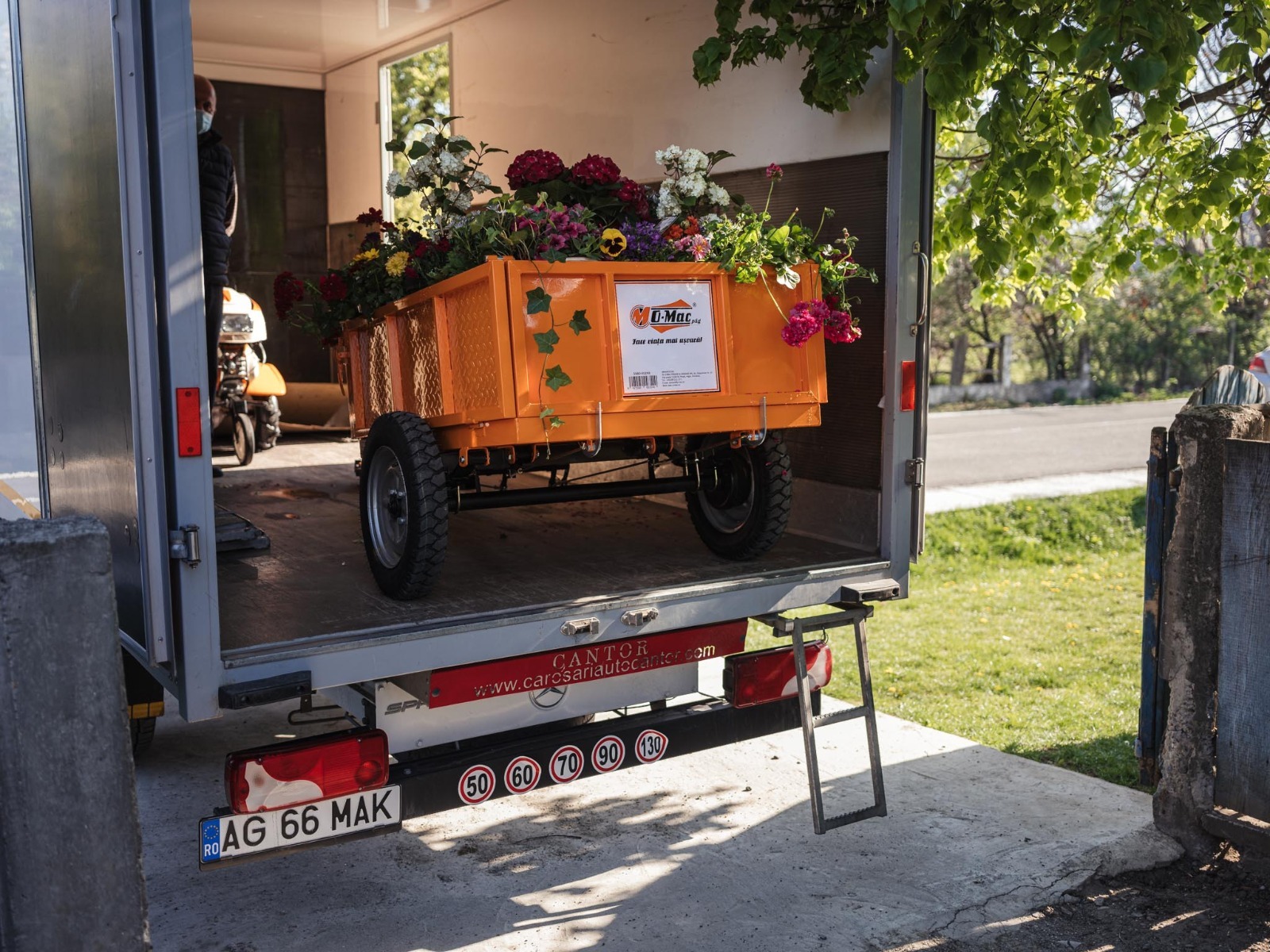 Castigatorul concursului O-Mac Vestitorul Primaverii alaturi de premiu