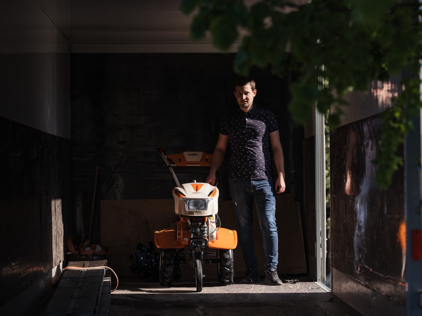 Castigatorul concursului O-Mac Vestitorul Primaverii alaturi de premiu