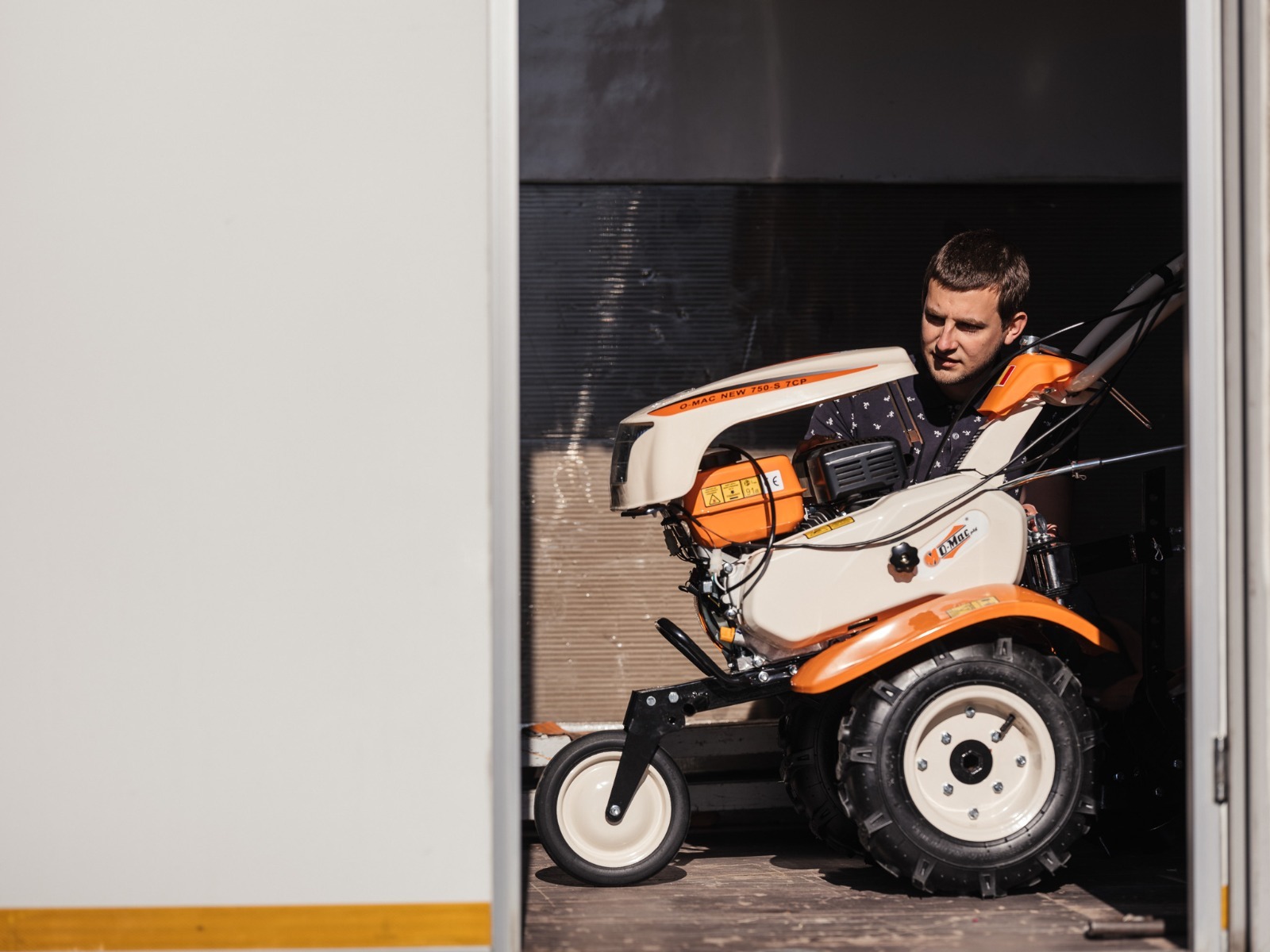 Castigatorul concursului O-Mac Vestitorul Primaverii alaturi de premiu