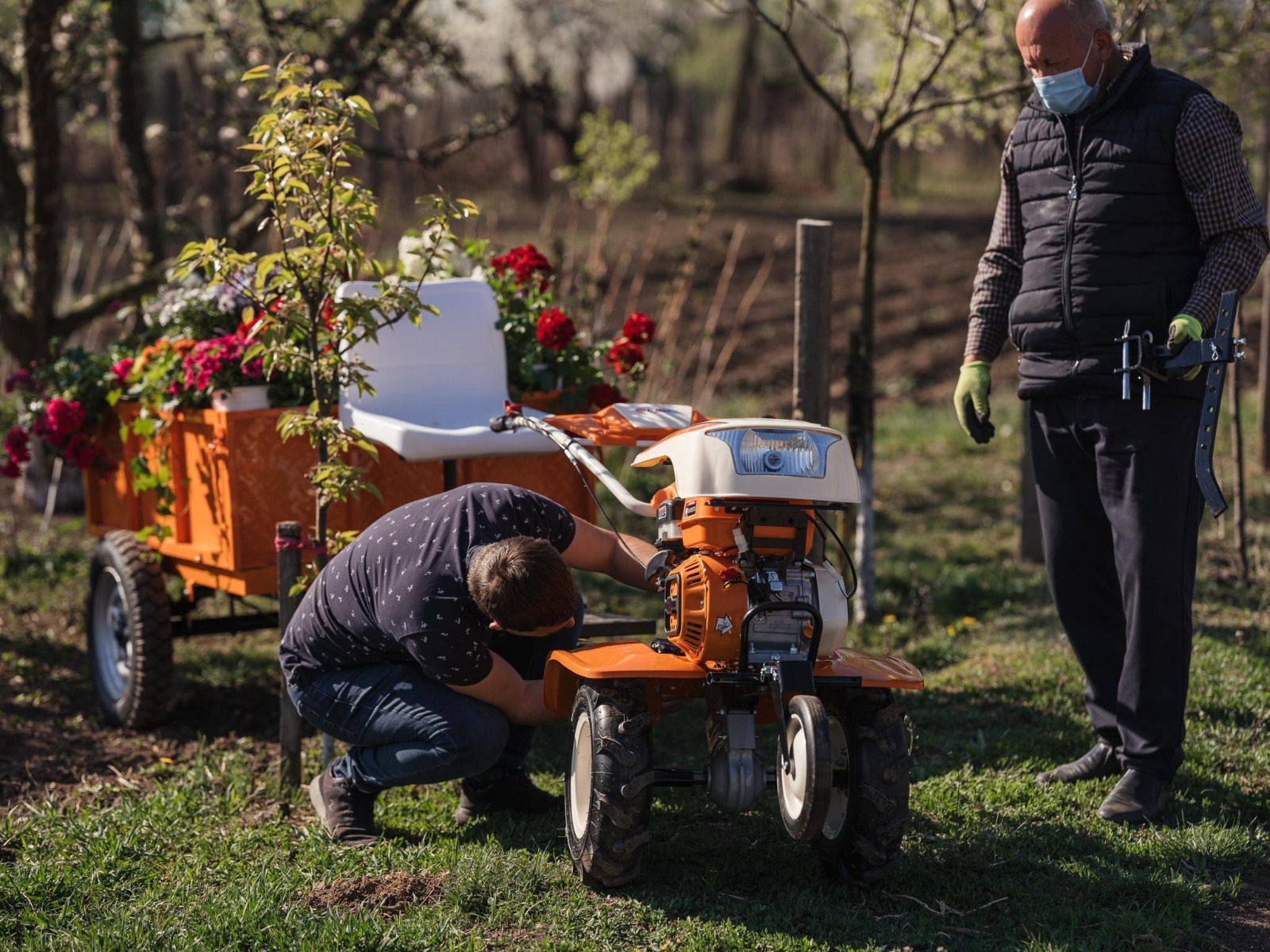 Castigatorul concursului O-Mac Vestitorul Primaverii alaturi de premiu