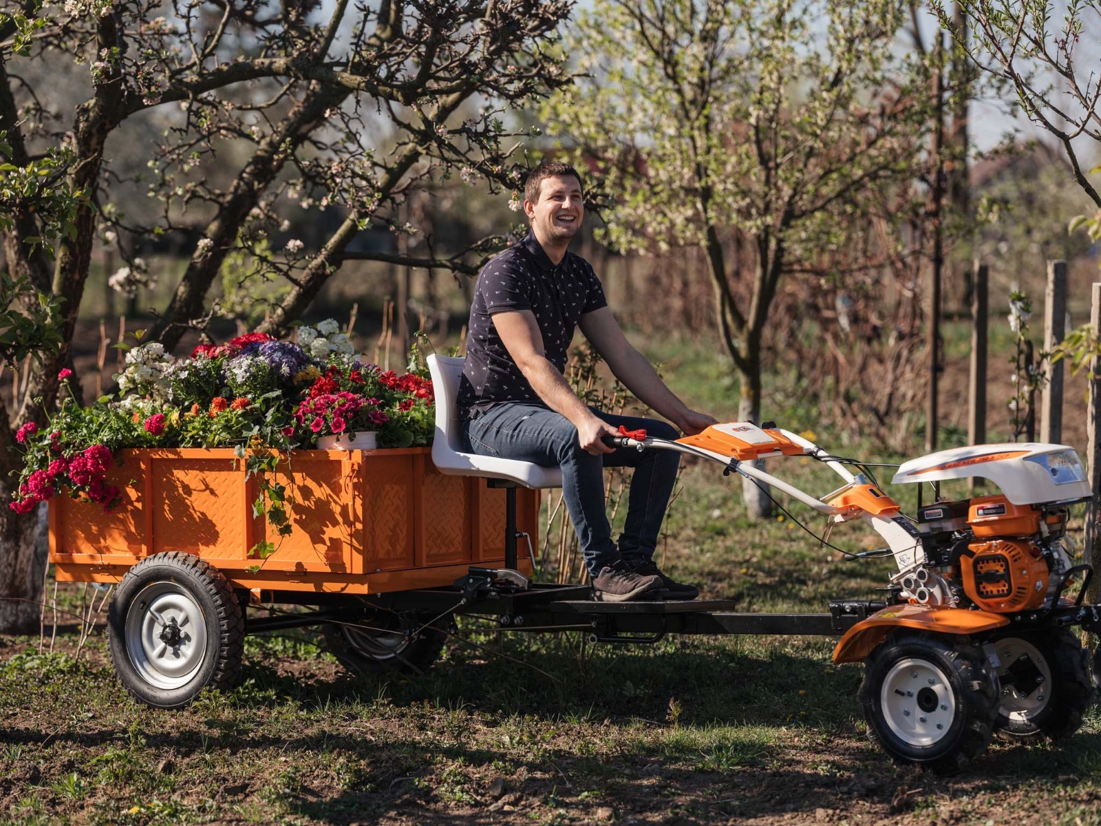 Castigatorul concursului O-Mac Vestitorul Primaverii alaturi de premiu