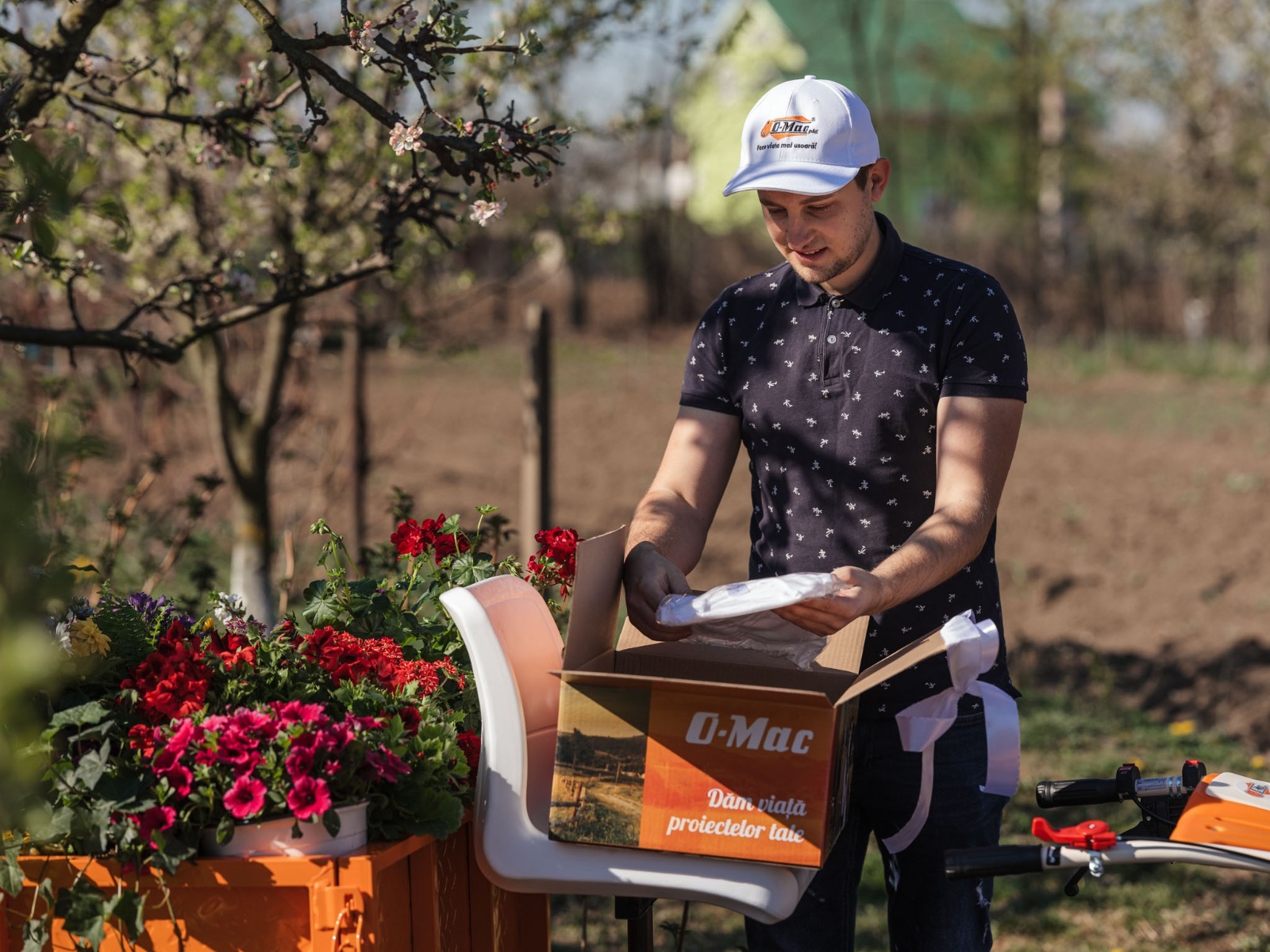 Castigatorul concursului O-Mac Vestitorul Primaverii alaturi de premiu