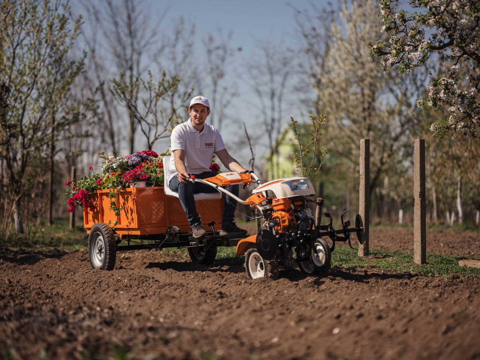Castigatorul concursului O-Mac Vestitorul Primaverii alaturi de premiu