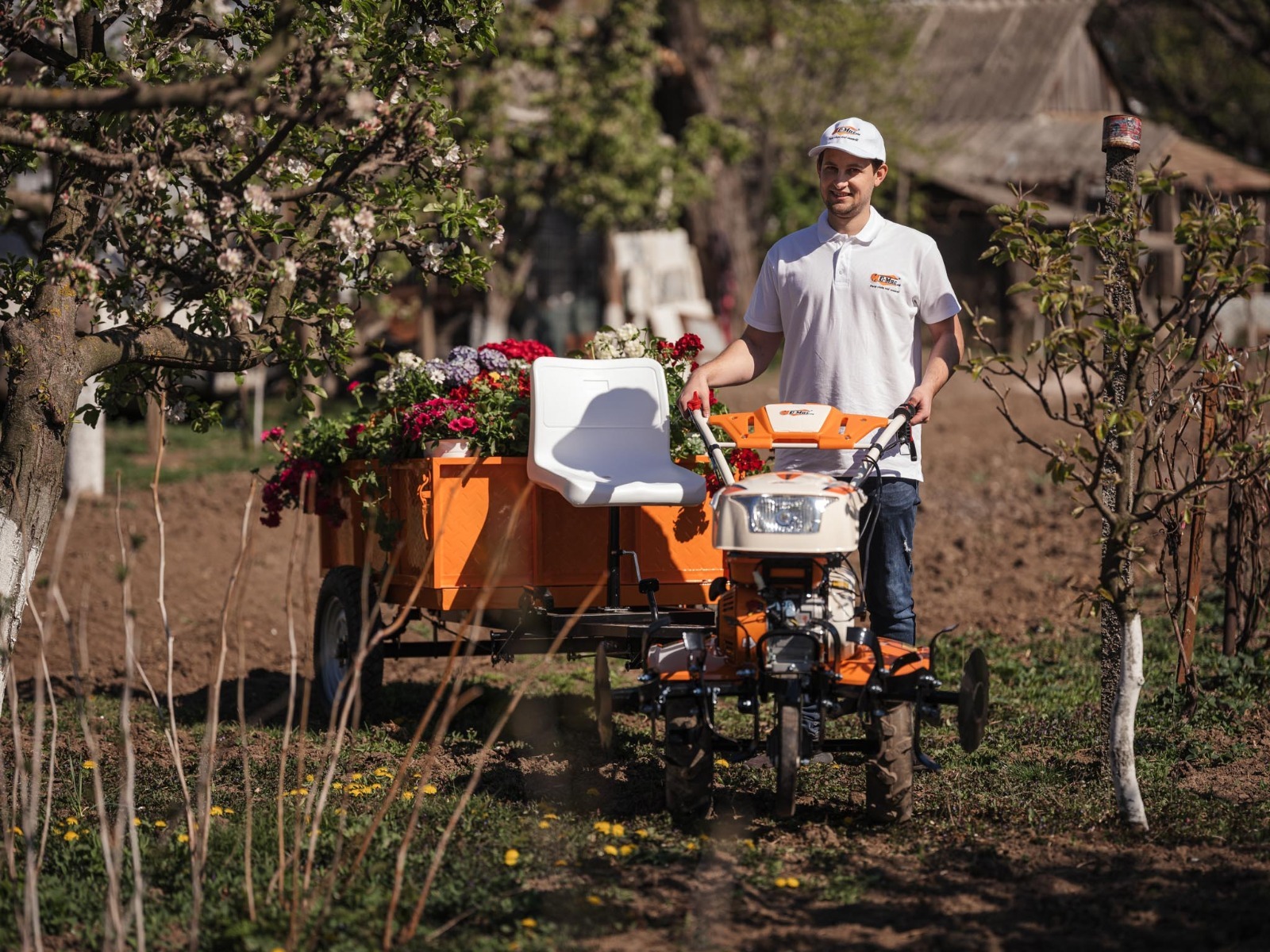 Adrian Trofin este noul posesor al utilajului O-Mac cu remorcuță, acordat în urma extragerii la sorți din data de 15 aprilie. Sperăm ca cei doi să fie de neoprit în gospodărie și să obțină rezultate excelente în grădină.  Florile vor fi de acum încolo atent îngrijite de către mama lui. O parte vor însufleți aleile din curte, iar celelalte își vor găsi loc în și pe lângă casă.