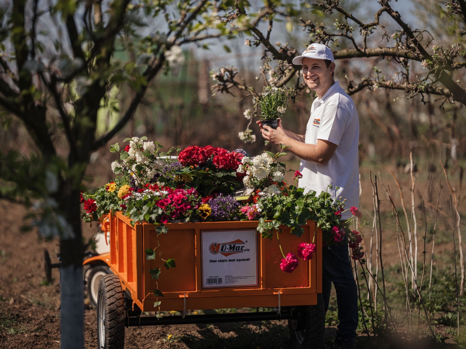 Adrian Trofin este noul posesor al utilajului O-Mac cu remorcuță, acordat în urma extragerii la sorți din data de 15 aprilie. Sperăm ca cei doi să fie de neoprit în gospodărie și să obțină rezultate excelente în grădină.  Florile vor fi de acum încolo atent îngrijite de către mama lui. O parte vor însufleți aleile din curte, iar celelalte își vor găsi loc în și pe lângă casă.