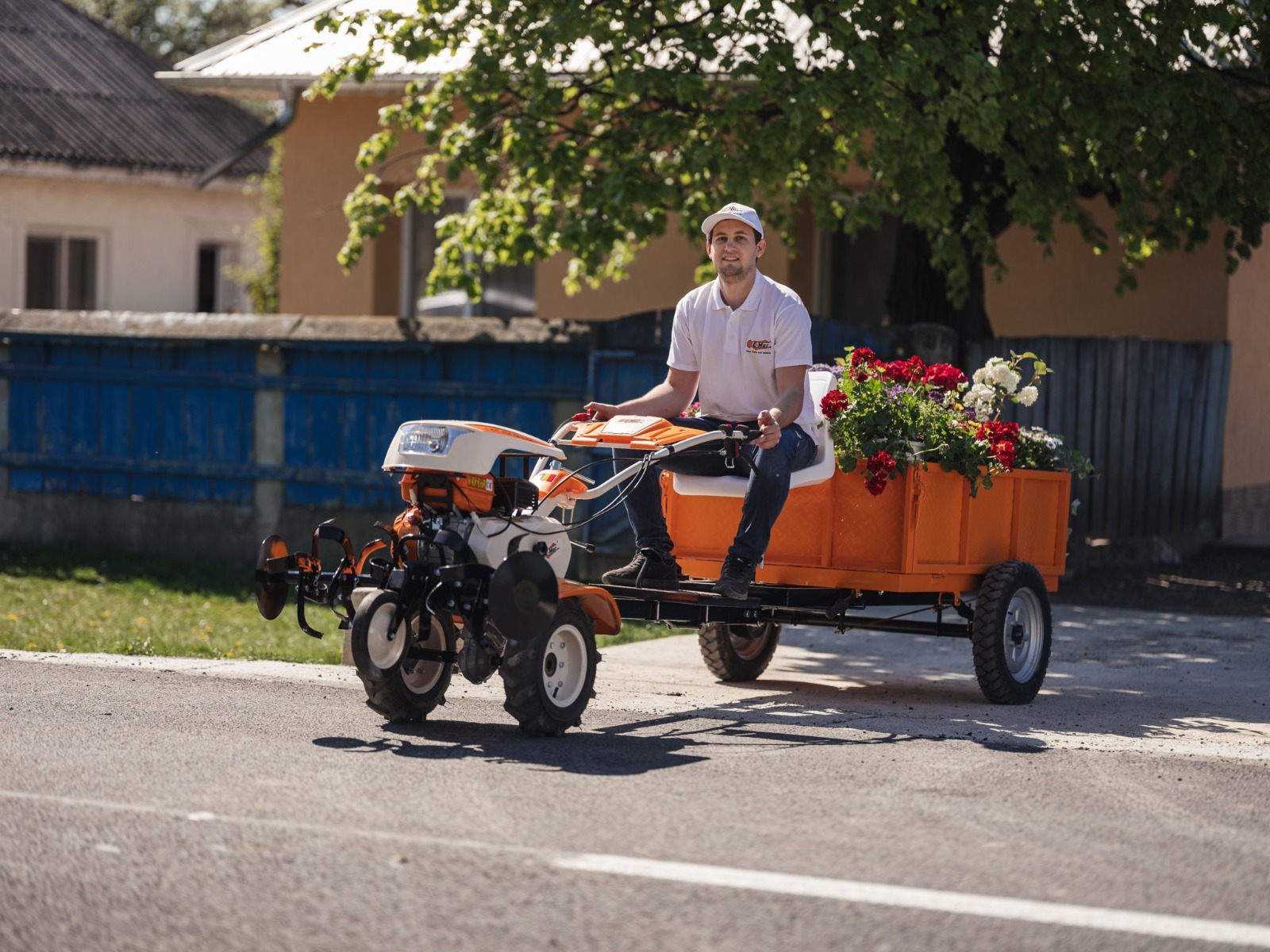 Castigatorul concursului O-Mac Vestitorul Primaverii alaturi de premiu